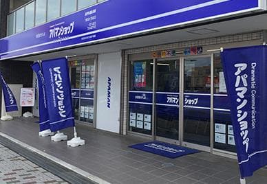 店頭に並べたのぼり。歩道からブランドが目に入るつくり